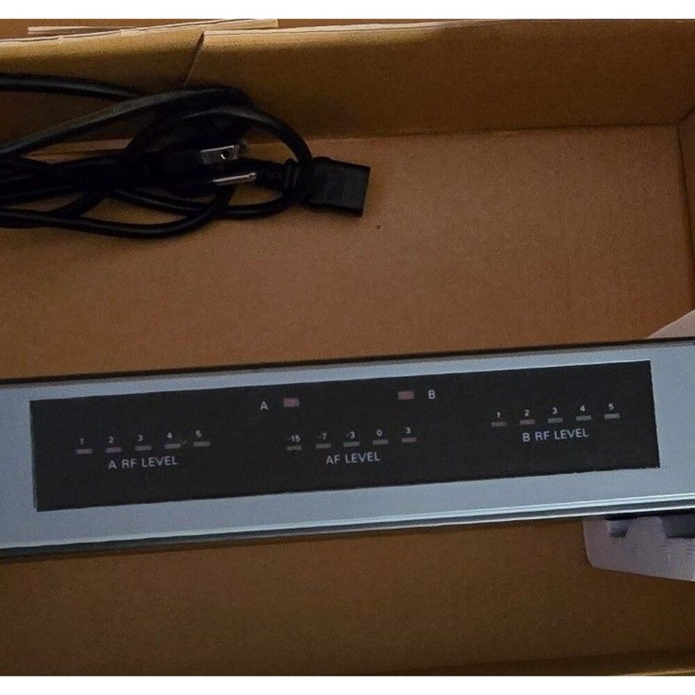 Audio Technica ATW-1127 Wireless Microphone System, with mic/power cord included - Picture 4 of 7